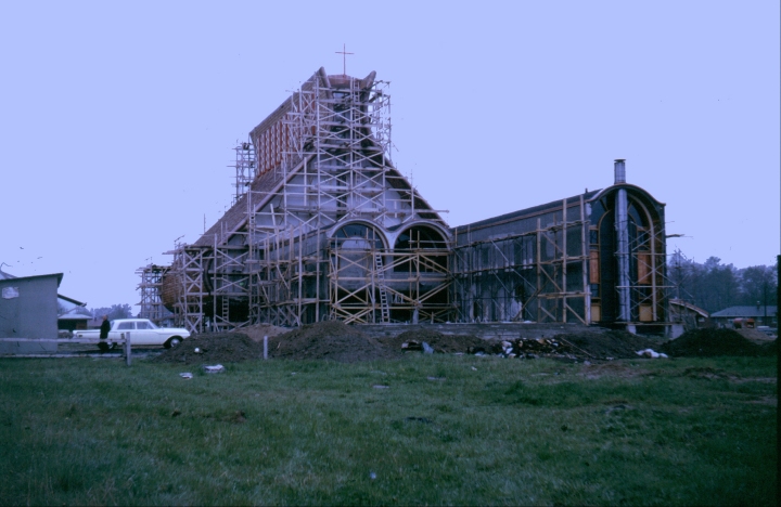 Vue avant de l'église en construction, août 1963